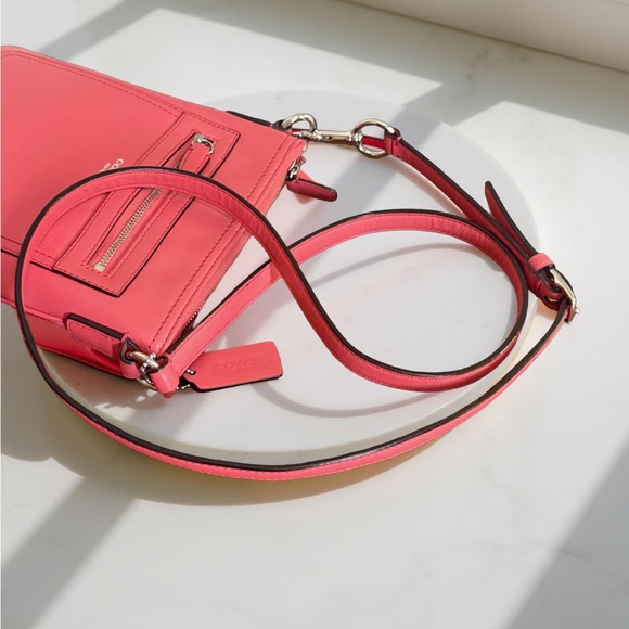Authentic Coach Coral Leather Legacy Swingpack Crossbody Bag! COA - Picture 3 of 10